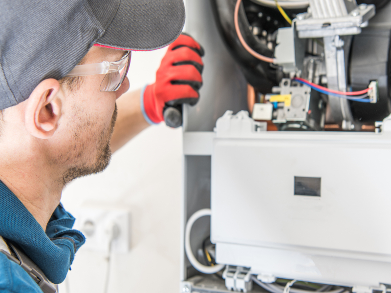 Técnico reparando un Termo Biasi